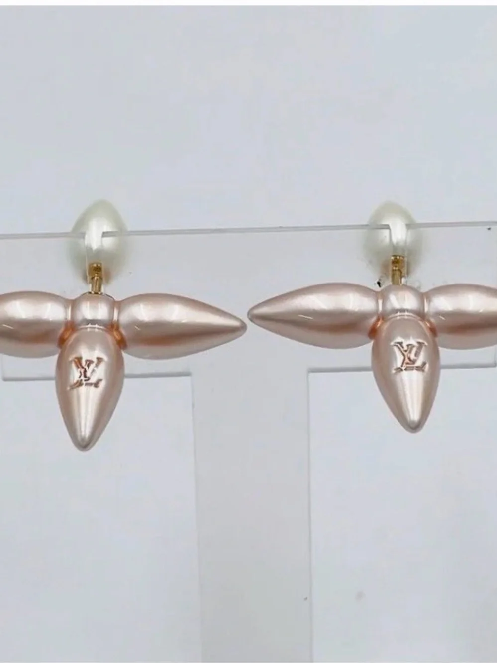 100% authentic Louis Vuitton Louisette earrings in pink pearl! Collector piece